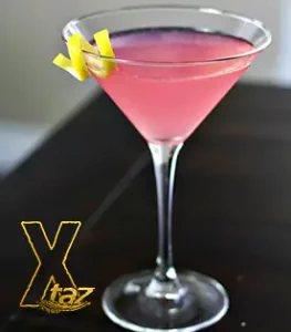 cosmopolitan garnished with lemon in pink color